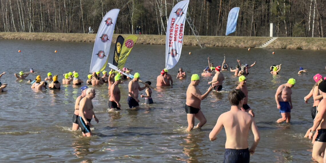 Ponad 200 osób morsowało w niedzielę nad Zalewem Zimna Woda w Łukowie.