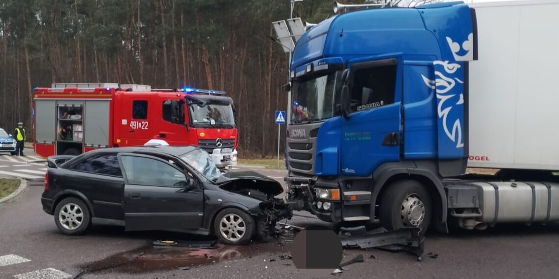 Kierowca tira nie ustąpił pierwszeństwa osobówce.