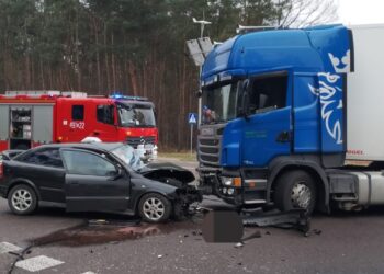 Kierowca tira nie ustąpił pierwszeństwa osobówce.