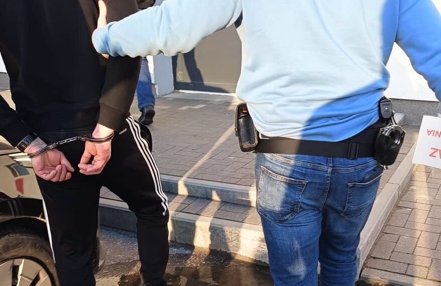 Pięć lat temu usiłował zabić brata siekierą, teraz trafił w ręce policji.