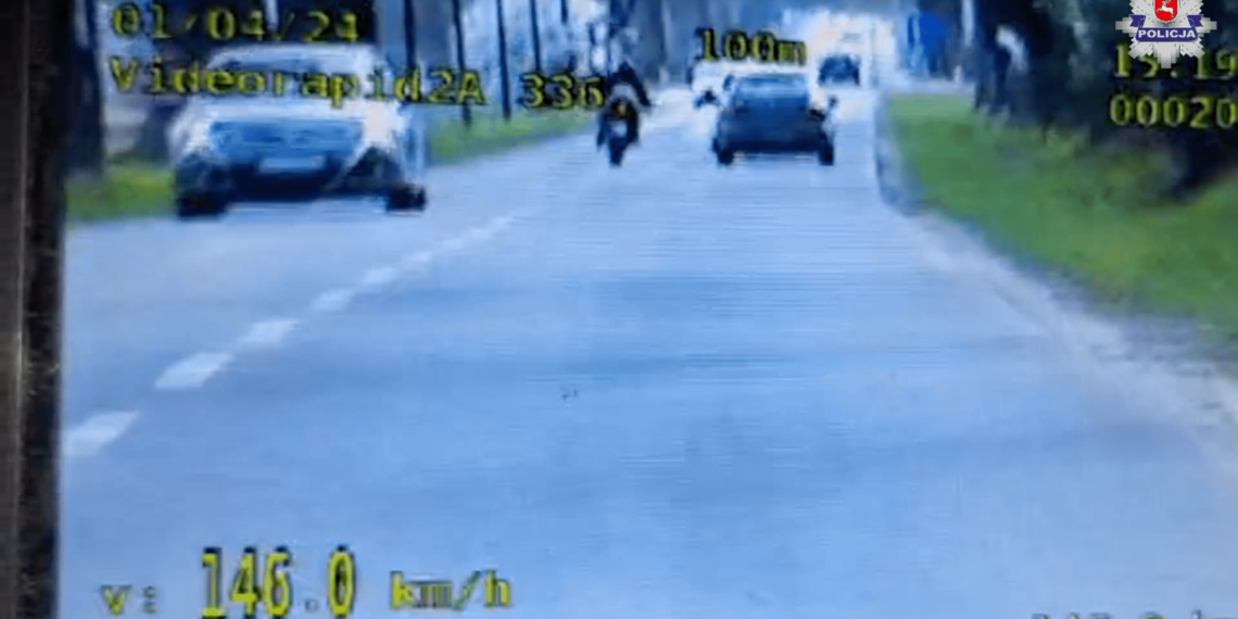 Motocyklista stracił prawo jazdy, oraz został ukarany mandatami na łączną kwotę 7500 złotych.