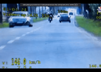 Motocyklista stracił prawo jazdy, oraz został ukarany mandatami na łączną kwotę 7500 złotych.