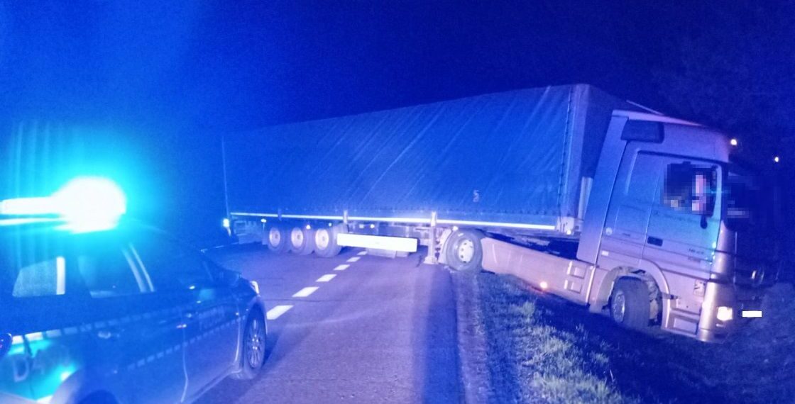 Zjechał tirem do rowu, miał ponad 2 promile alkoholu.