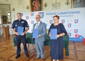 Porozumienie w sprawie współpracy w klasie mundurowej w Kocku na nowy rok szkolny.