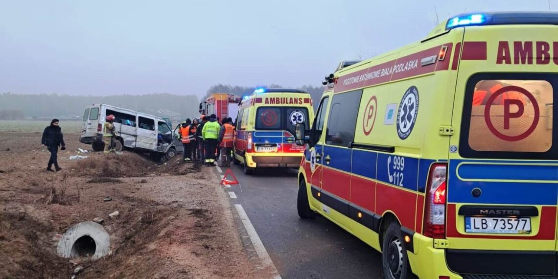 Uwaga! Ślisko na drogach, wypadek w miejscowości Manie k./ Międzyrzeca Podlaskiego.