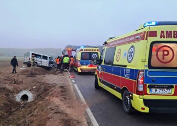 Uwaga! Ślisko na drogach, wypadek w miejscowości Manie k./ Międzyrzeca Podlaskiego.