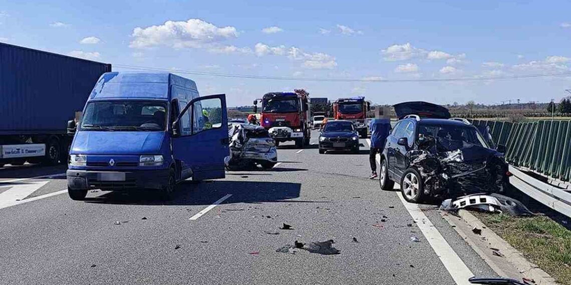 Nieodpowiedzialny manewr 44-latki na S12/17 przyczyną groźnego wypadku