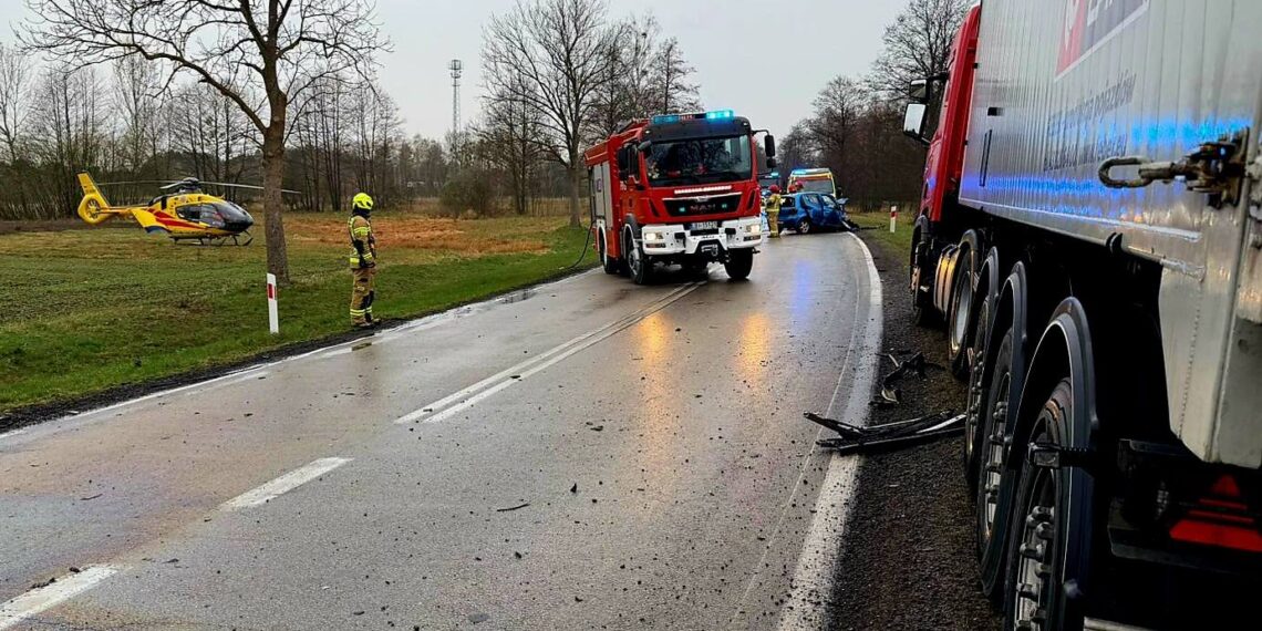 Groźny wypadek na drodze nr 812. 33-latek w ciężkim stanie trafił do szpitala
