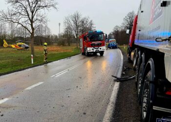 Groźny wypadek na drodze nr 812. 33-latek w ciężkim stanie trafił do szpitala